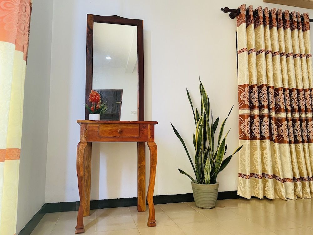 Cinnamon City Luxury Room, 1 King Bed, Garden View 3