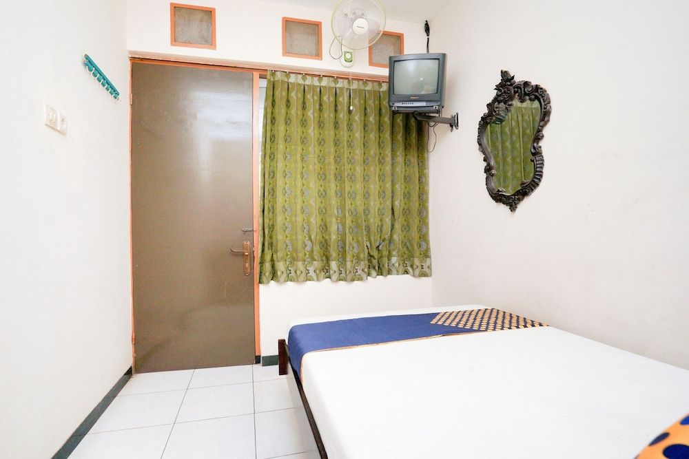OYO Life 2090 Ratna Backpacker Syariah Economy Double Room 6