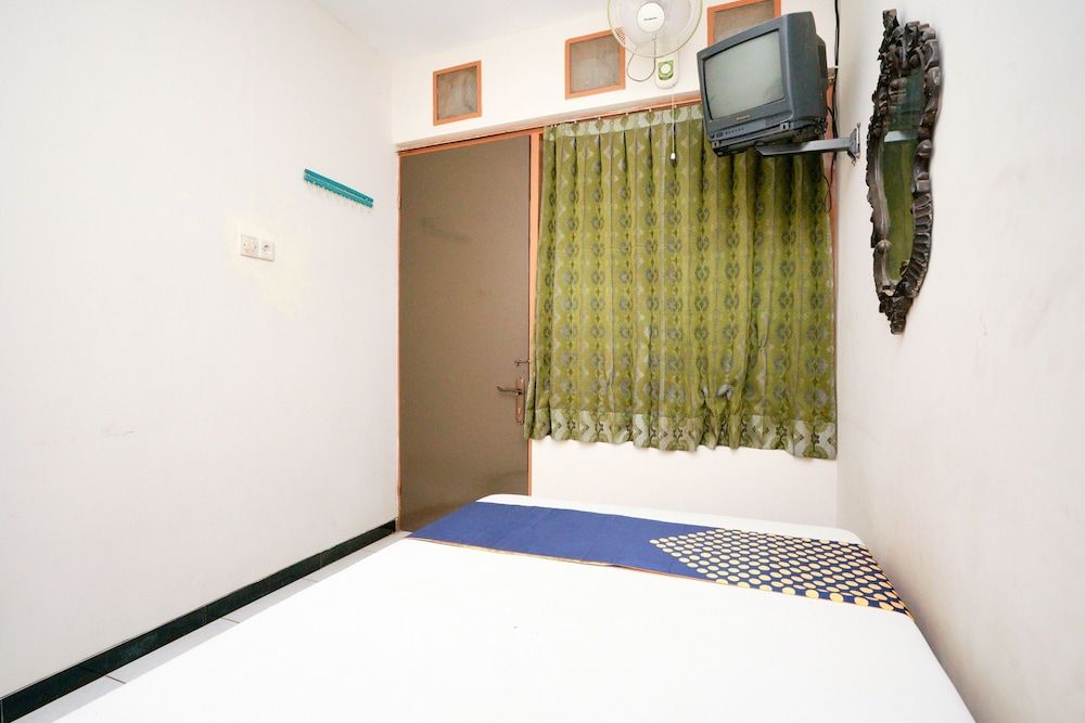OYO Life 2090 Ratna Backpacker Syariah Economy Double Room 3