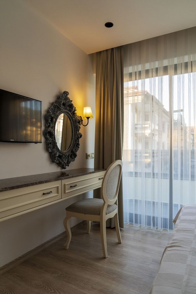 Channel Suites Deluxe Apartment 12