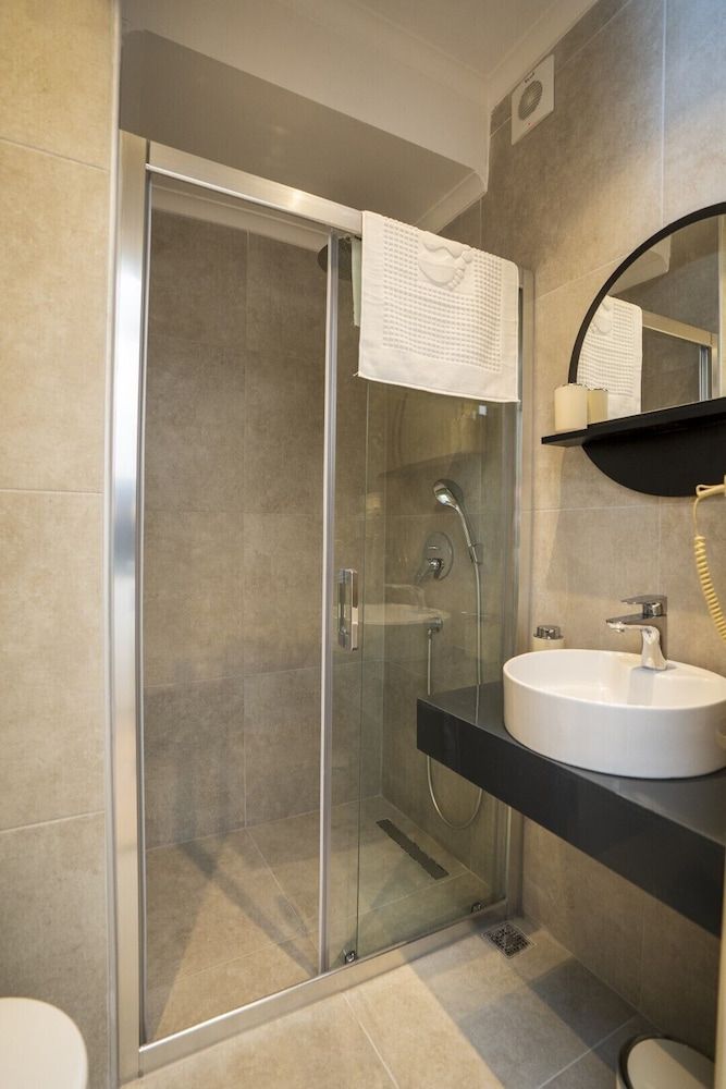 Channel Suites Deluxe Apartment 8