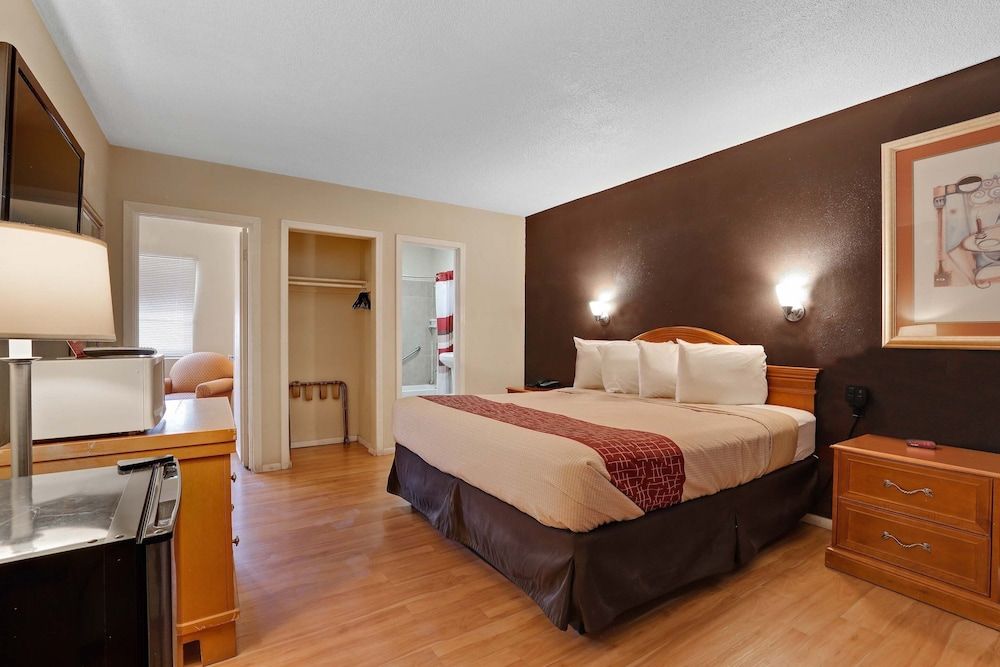 Suite, 1 King Bed, Non Smoking