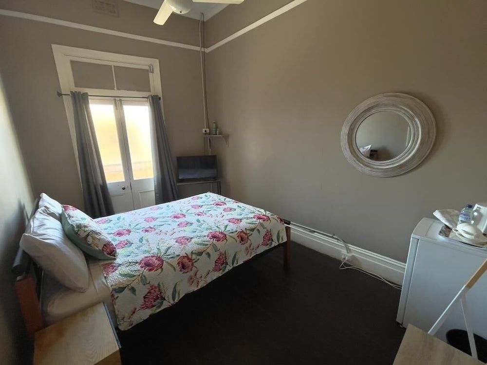 Geraldton Backpackers on the Foreshore Queen Room with Shared Bathroom and Juliet Balcony 6