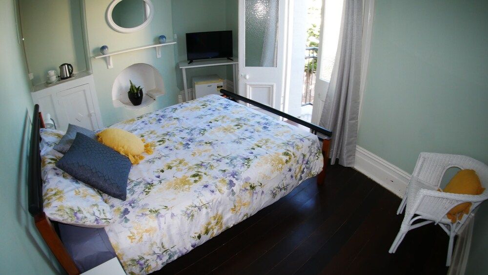 Geraldton Backpackers on the Foreshore Queen Room with Shared Bathroom and Juliet Balcony 3