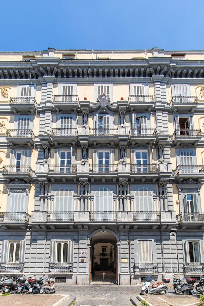 undefined Gramsci Suites 6