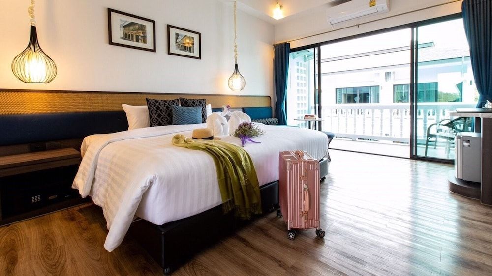 Chaanburi Boutique Resort Green room pool view 3