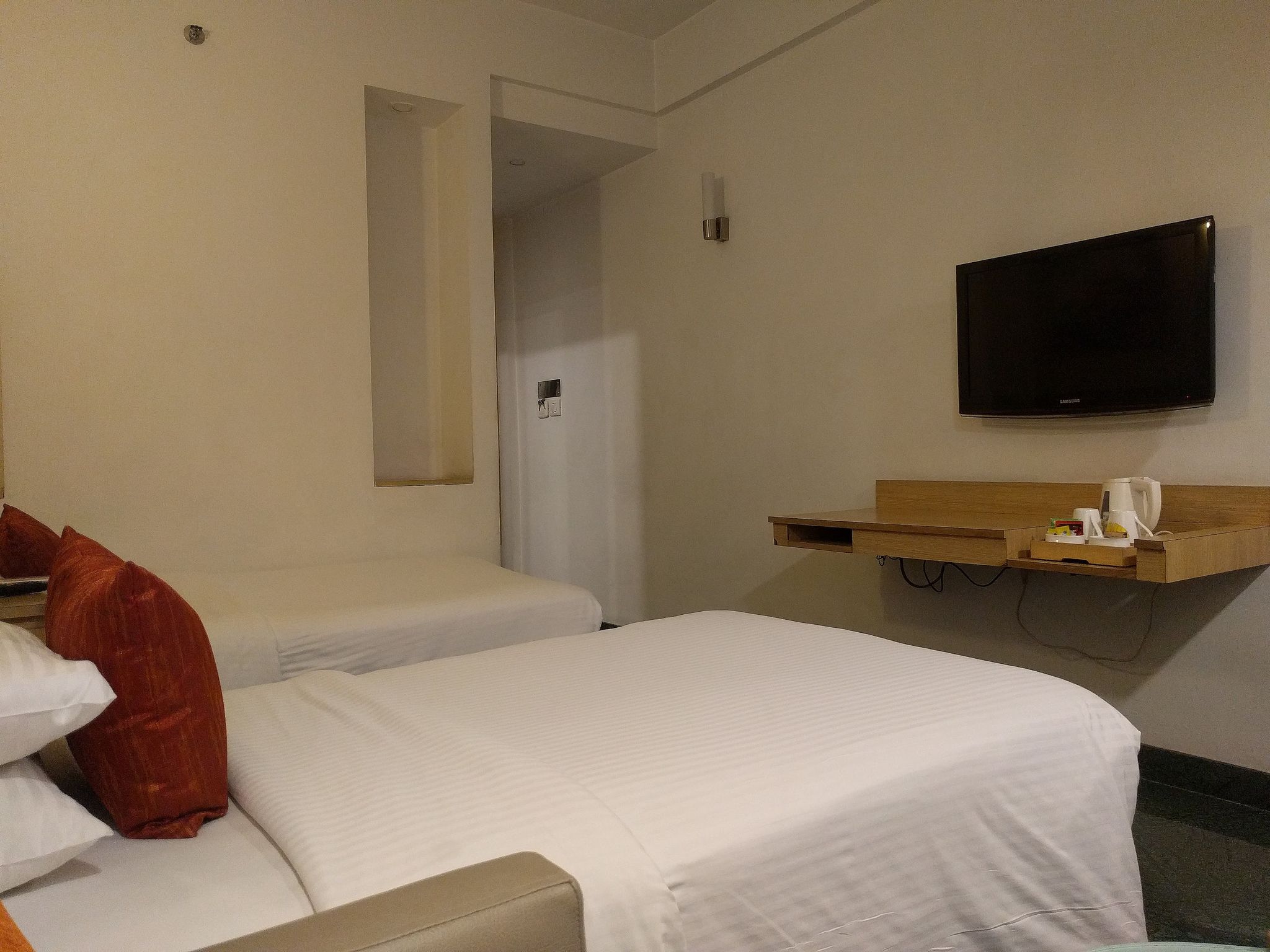 Lemon Tree Hotel, Udyog Vihar, Gurugram Superior Twin Room 4