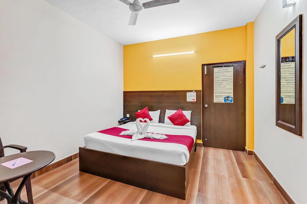 Season 4 Residences -Thiruvanmiyur  Deluxe Double Room