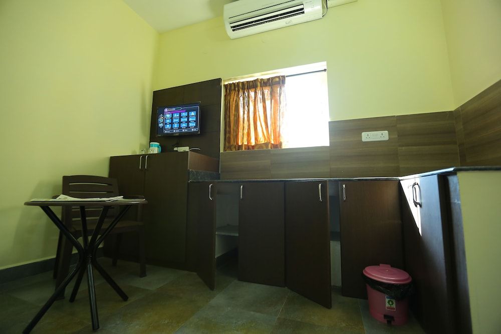 Season 4 Residences -Thiruvanmiyur  Deluxe Double Room 17