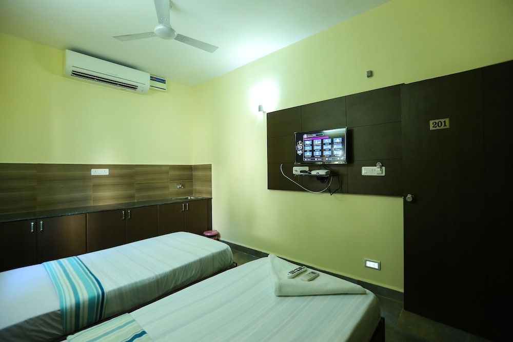 Season 4 Residences -Thiruvanmiyur  Deluxe Double Room 15