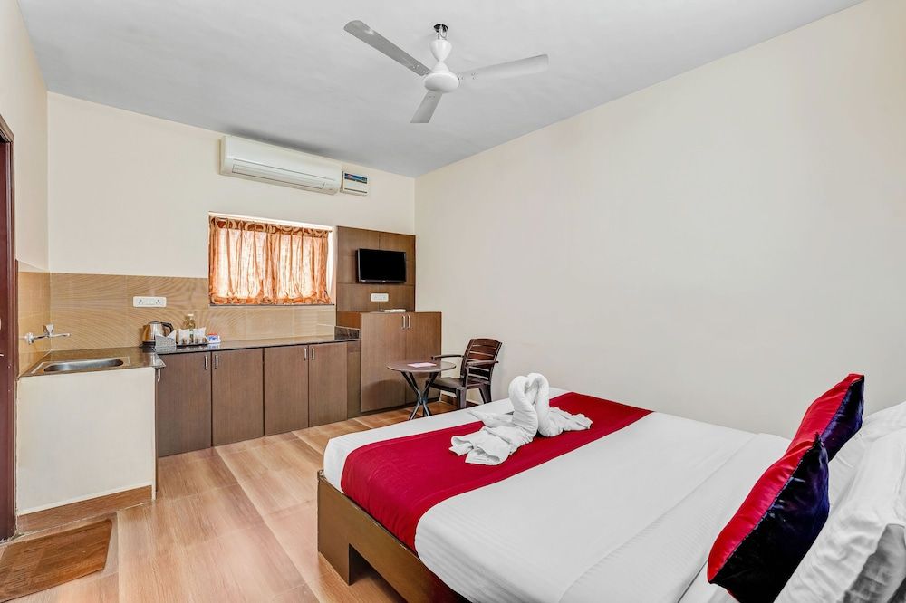Season 4 Residences -Thiruvanmiyur  Deluxe Double Room 8