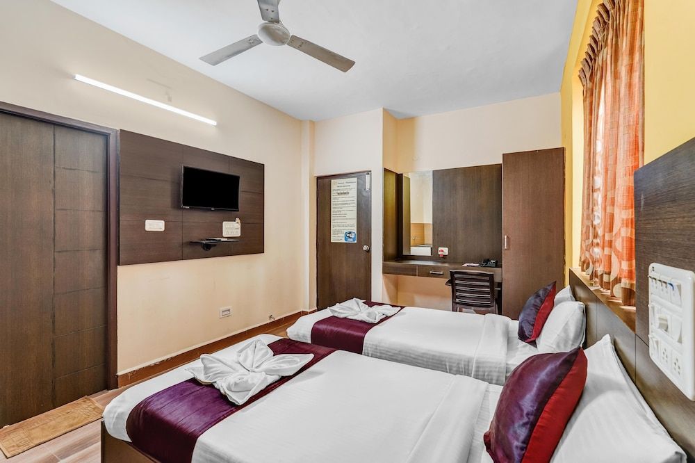 Season 4 Residences -Thiruvanmiyur  Deluxe Double Room 9