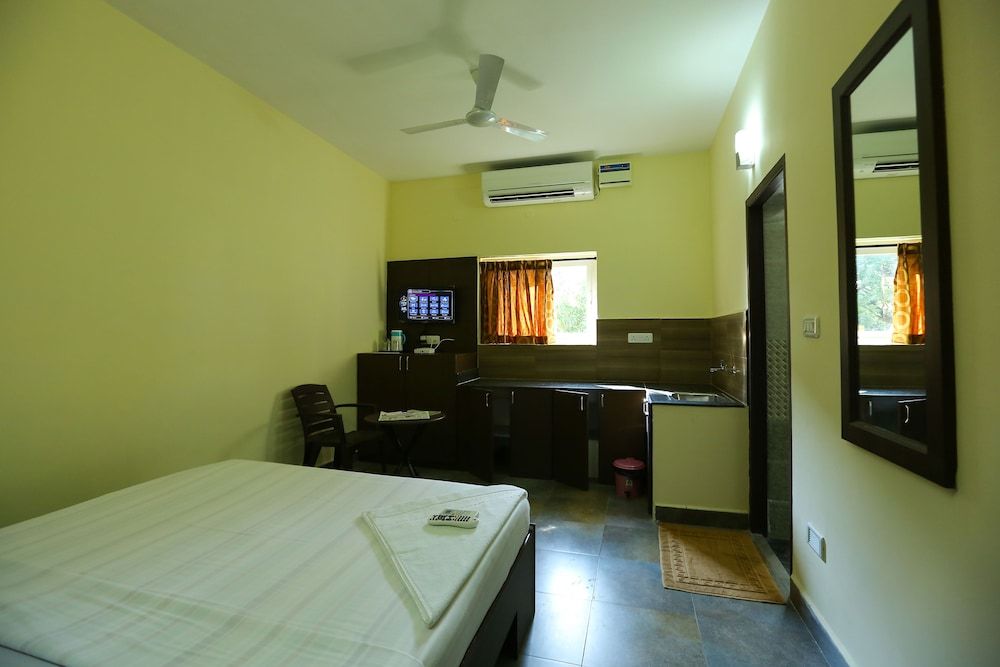 Season 4 Residences -Thiruvanmiyur  Deluxe Double Room 14