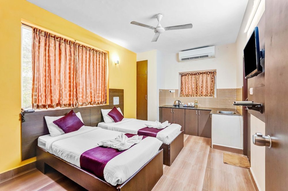 Season 4 Residences -Thiruvanmiyur  Deluxe Double Room 3