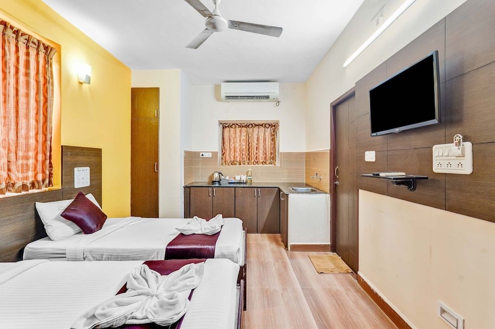 Season 4 Residences -Thiruvanmiyur  Deluxe Double Room 2