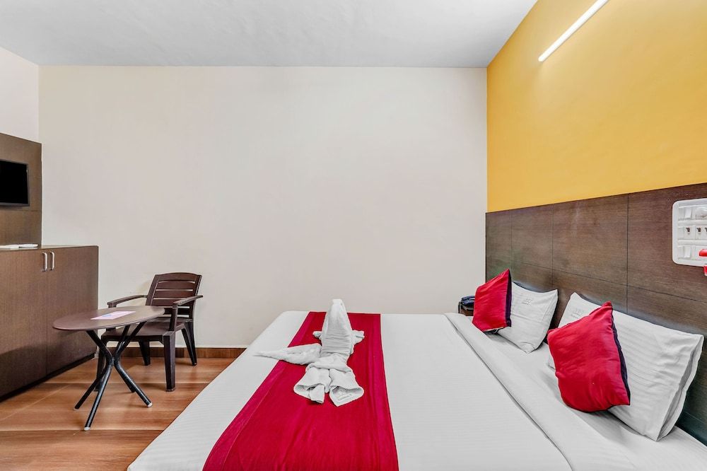 Season 4 Residences -Thiruvanmiyur  Deluxe Double Room 11