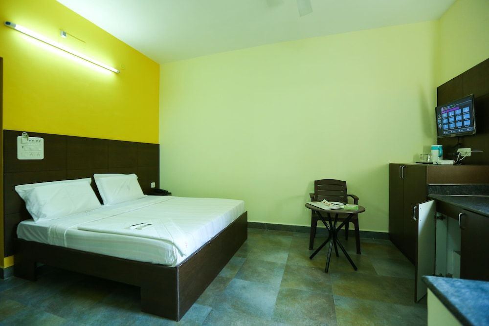 Season 4 Residences -Thiruvanmiyur  Deluxe Double Room 16