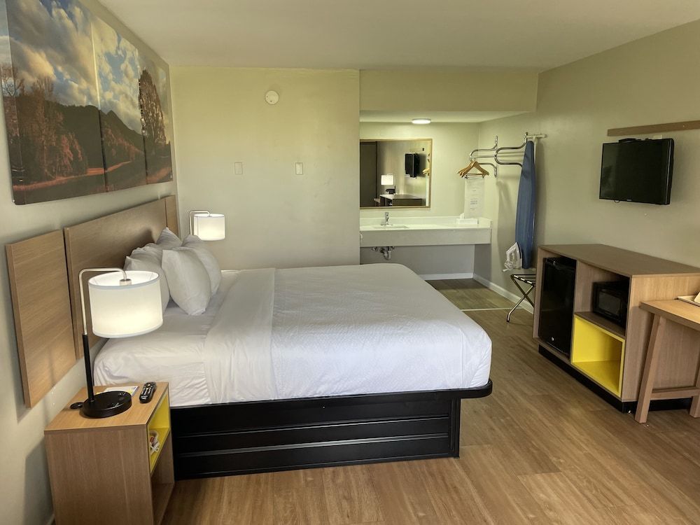 Standard Room, 1 King Bed, Accessible, Non Smoking (Mobility Accessible)