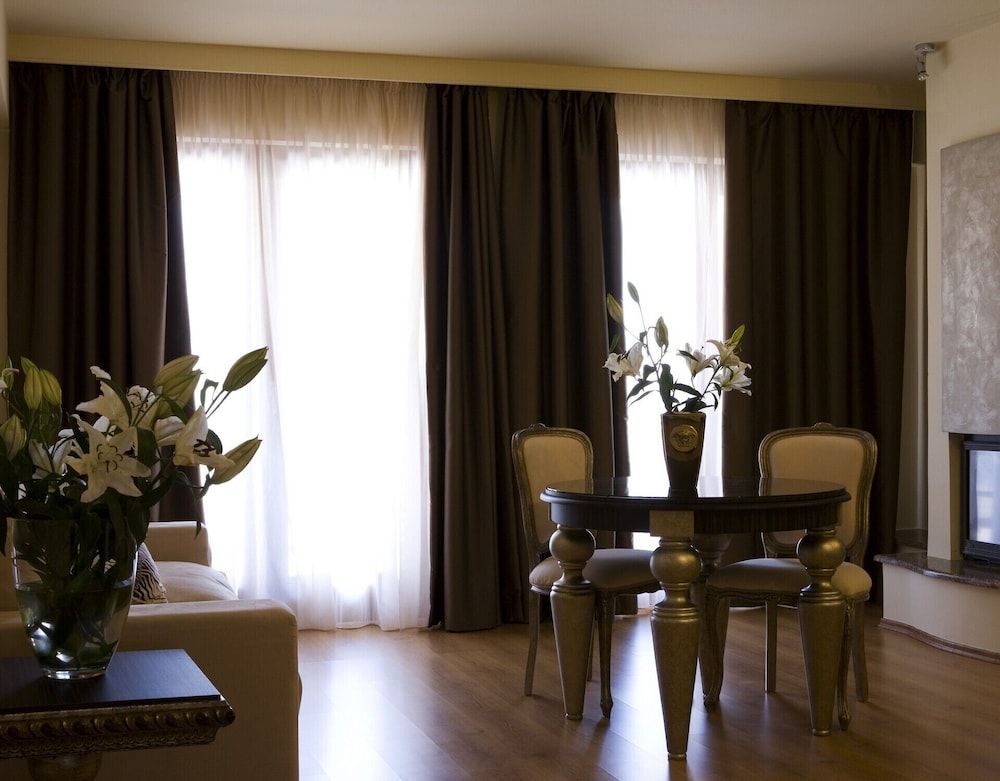 Valis Resort Deluxe Suite 8