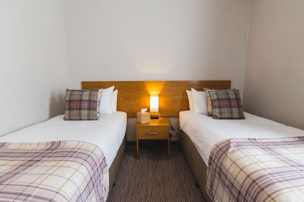 Abbey Inn Twin Room, Ensuite 3