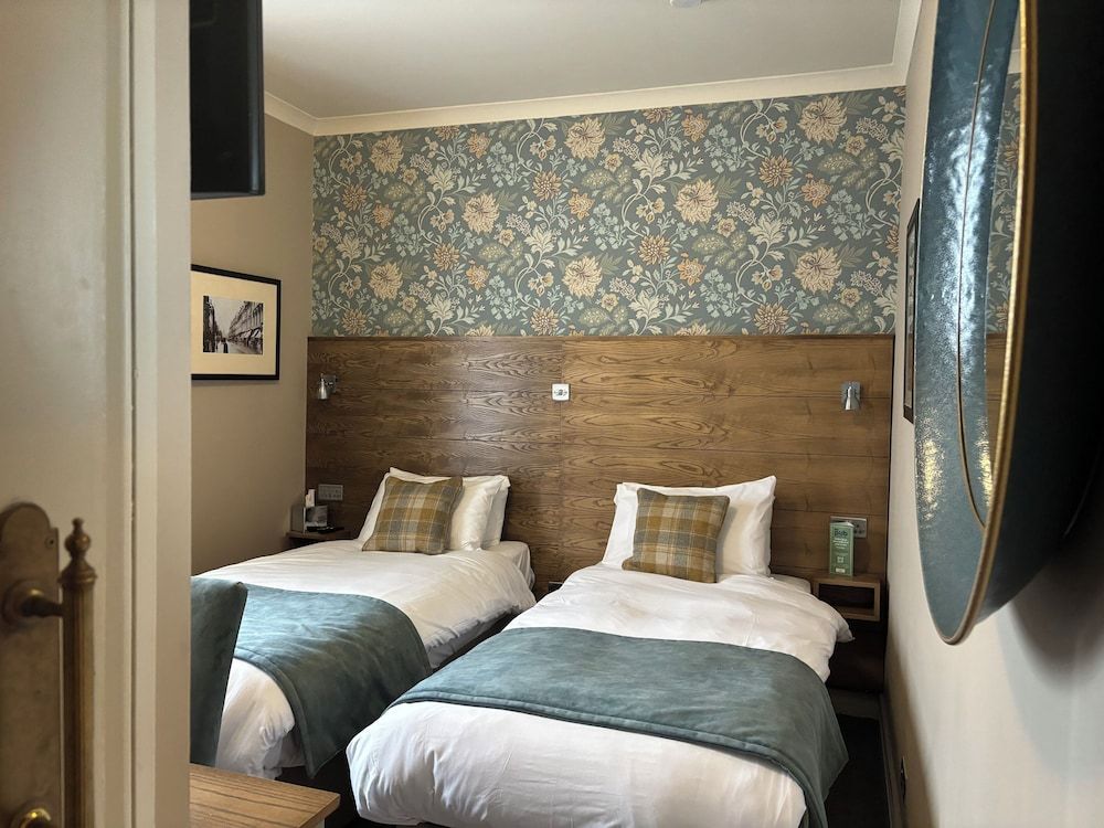 Abbey Inn Twin Room, Ensuite 5