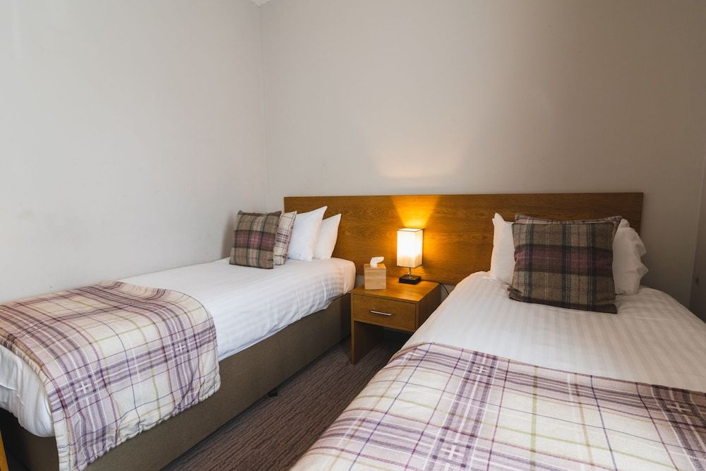 Abbey Inn Twin Room, Ensuite 2