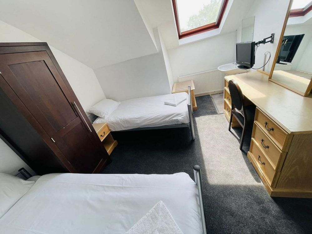 OYO National Hotel Standard Twin Room, 2 Twin Beds (Shared) 3