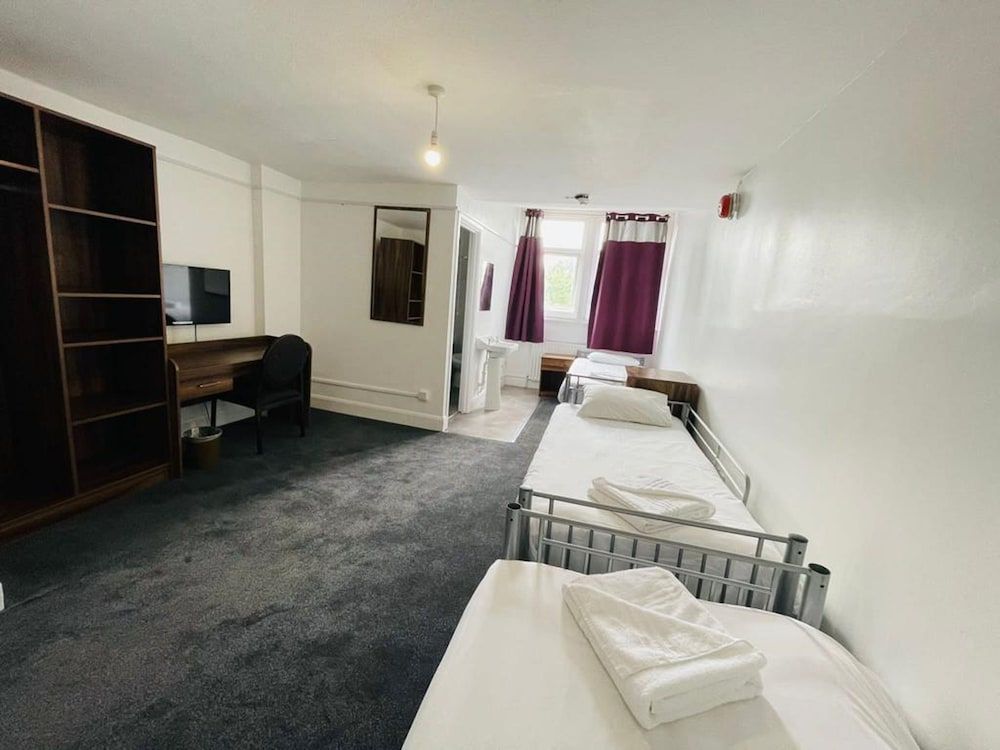 OYO National Hotel Standard Triple Room, Multiple Beds 7