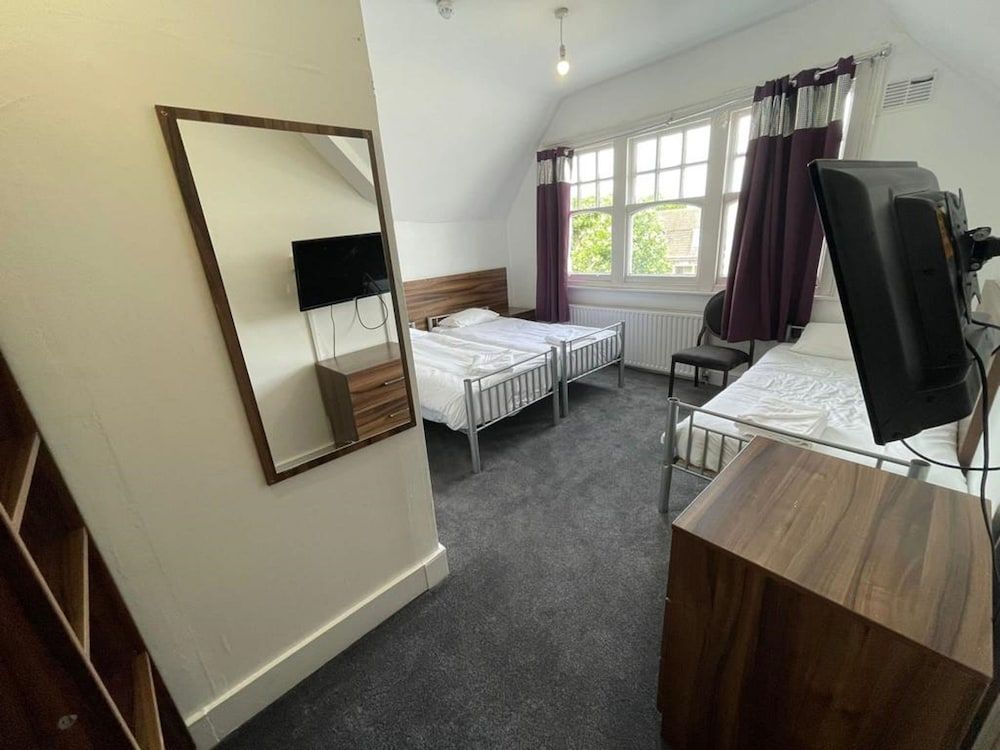 OYO National Hotel Standard Triple Room, Multiple Beds 9