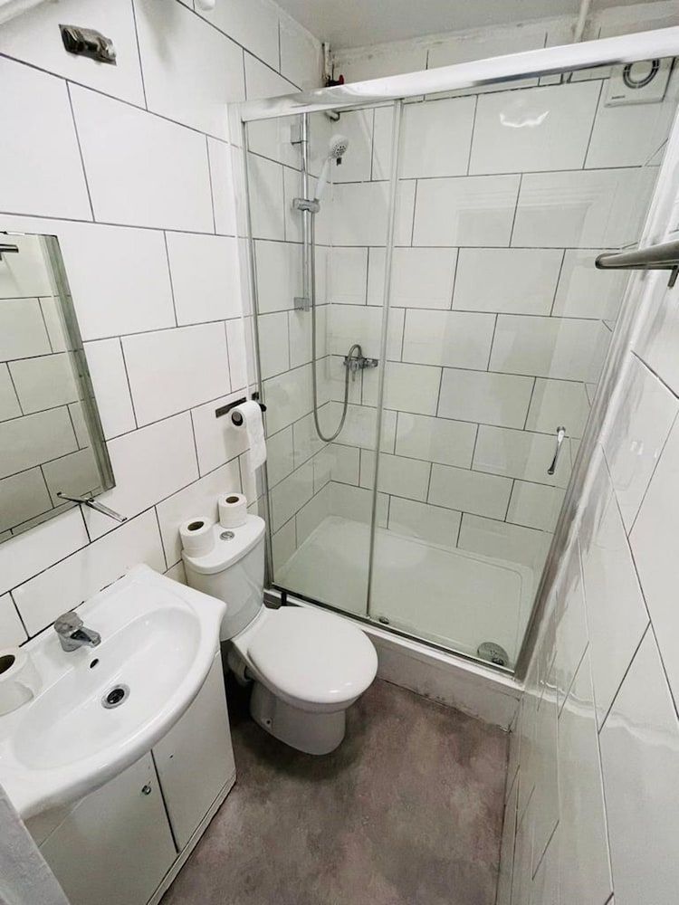 OYO National Hotel Standard Triple Room, Multiple Beds 10