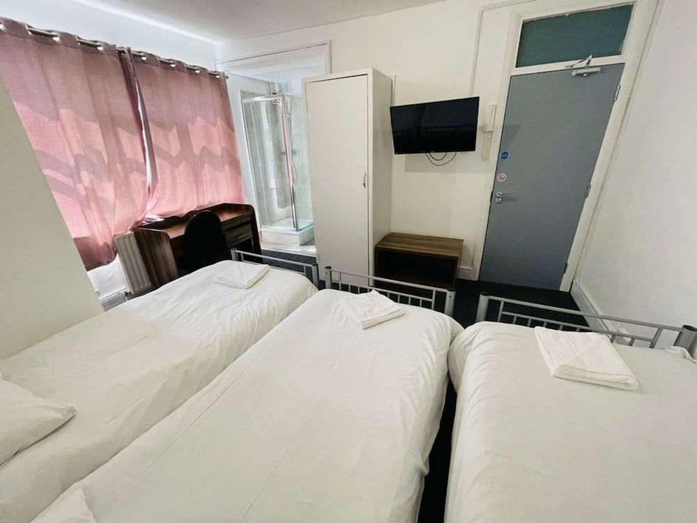 OYO National Hotel Standard Triple Room, Multiple Beds 8