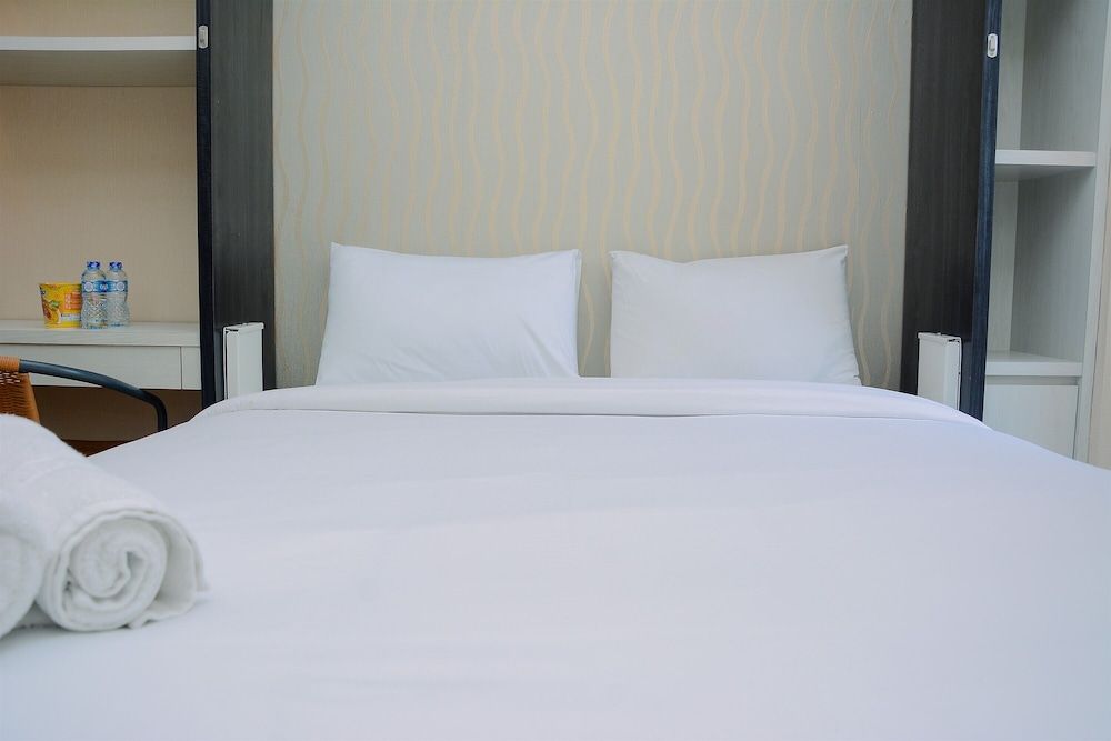 undefined Comfy Studio Green Pramuka Apartment with City View 4