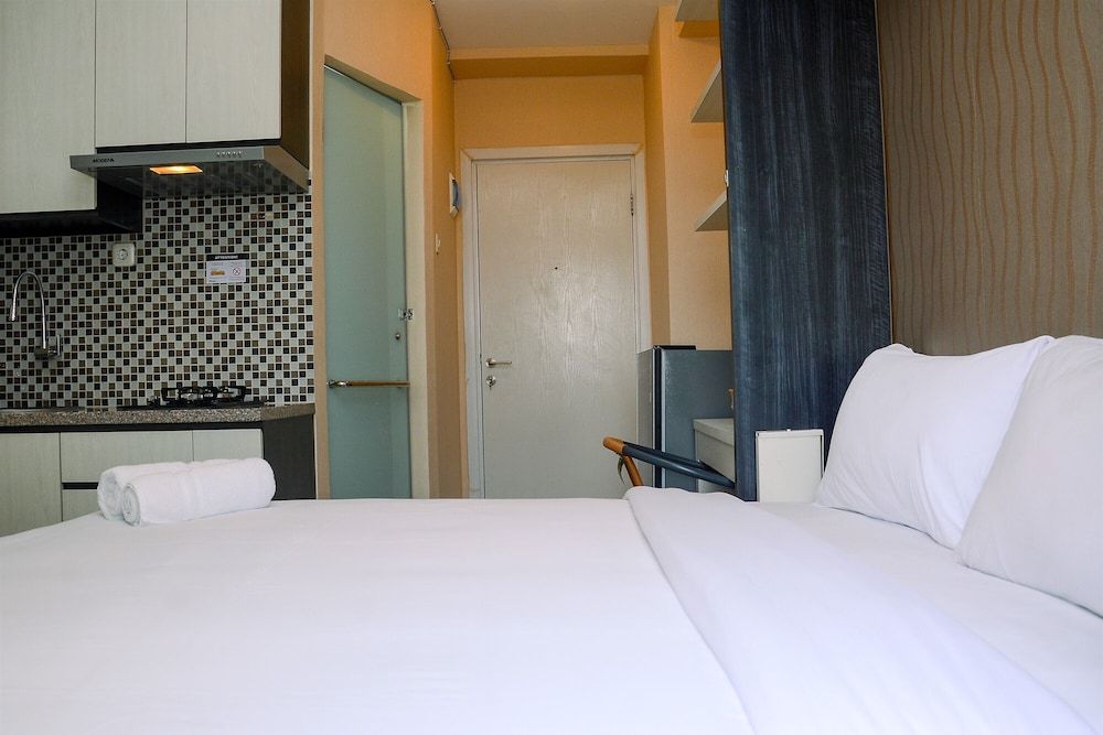 undefined Comfy Studio Green Pramuka Apartment with City View 6