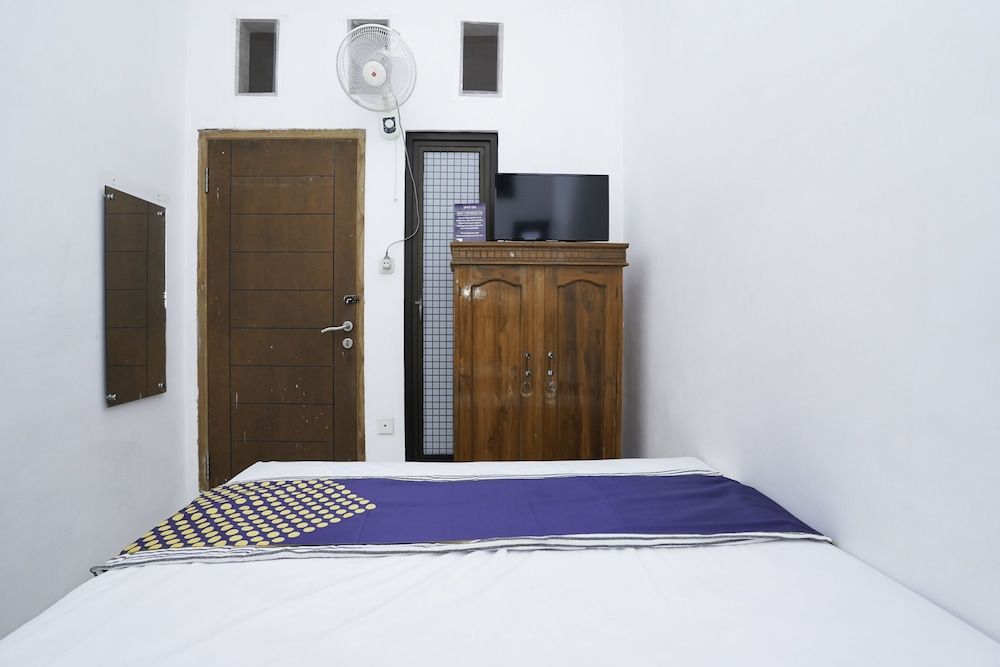 SPOT ON 2479 Berkah Residence Syariah Classic Double Room 5