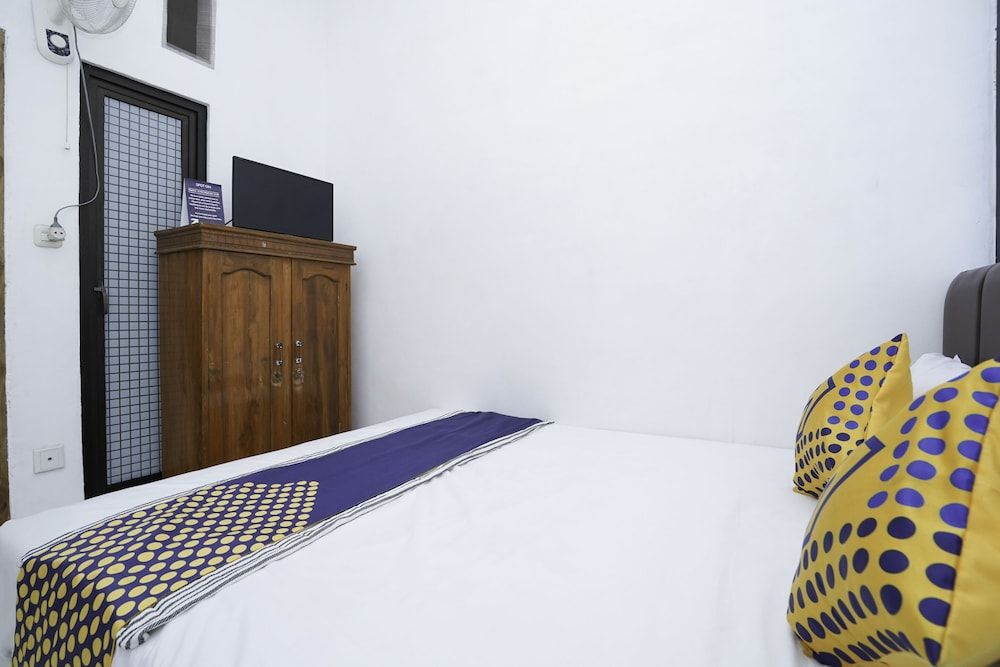 SPOT ON 2479 Berkah Residence Syariah Classic Double Room 6