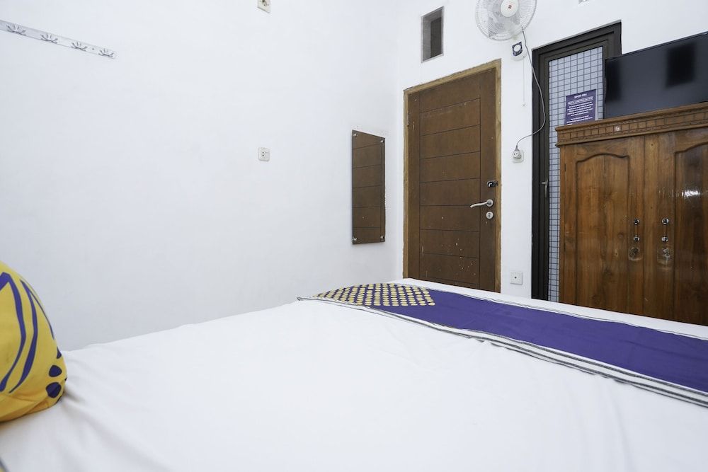 SPOT ON 2479 Berkah Residence Syariah Classic Double Room 9