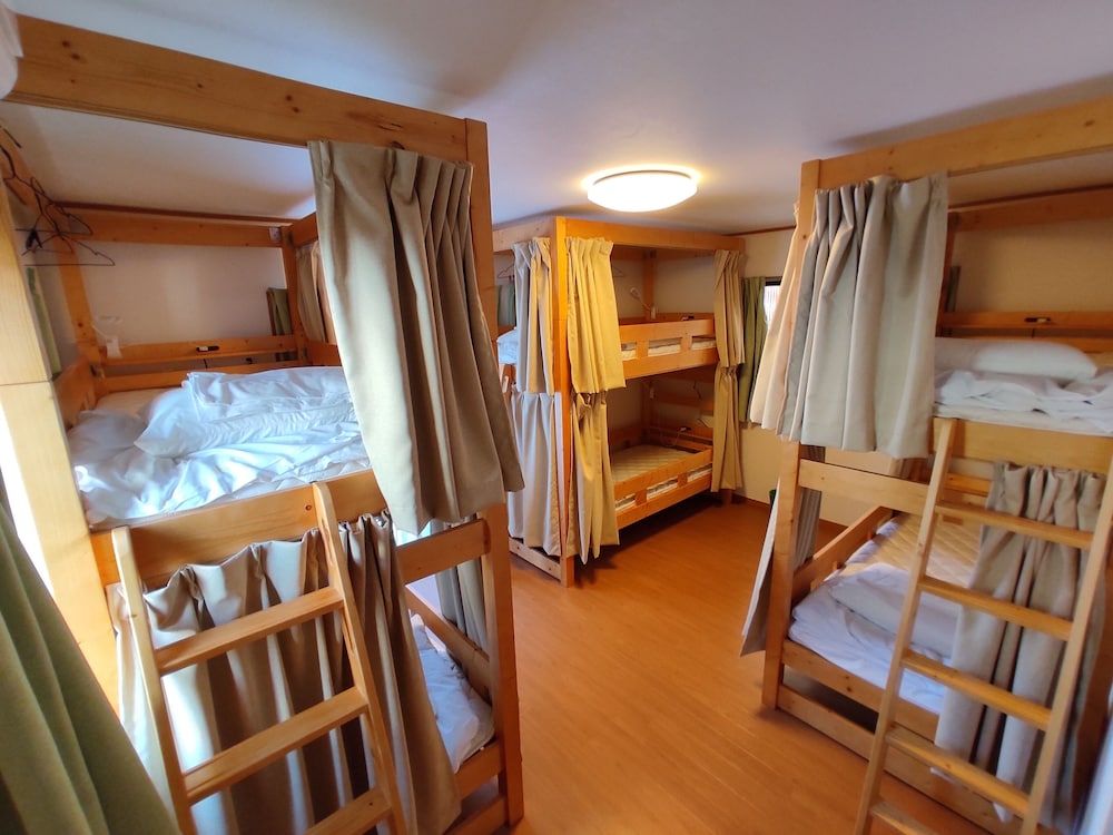 Shared Dormitory, Men only