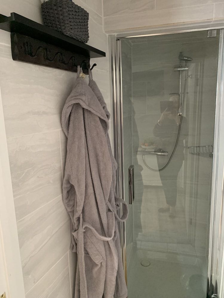 BedrockLodge Buisness Centre HolidayLets Apartment, 2 Bedrooms 3