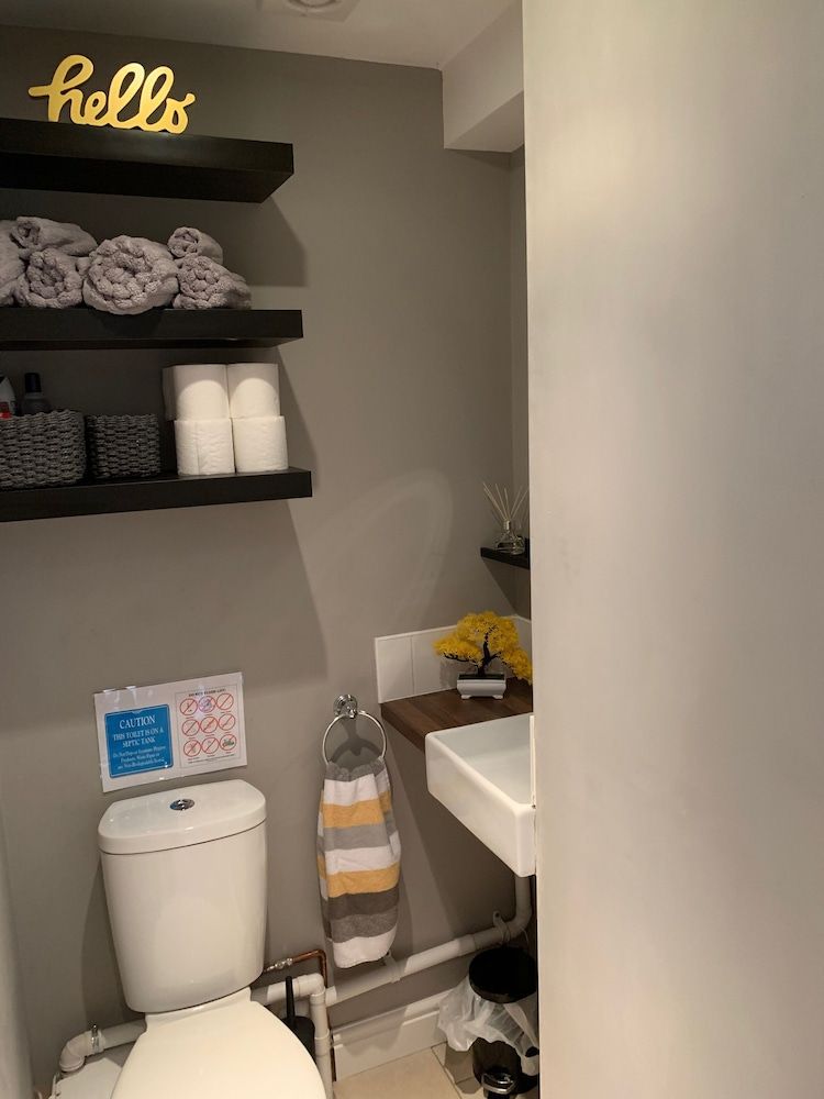 BedrockLodge Buisness Centre HolidayLets Apartment, 2 Bedrooms 4