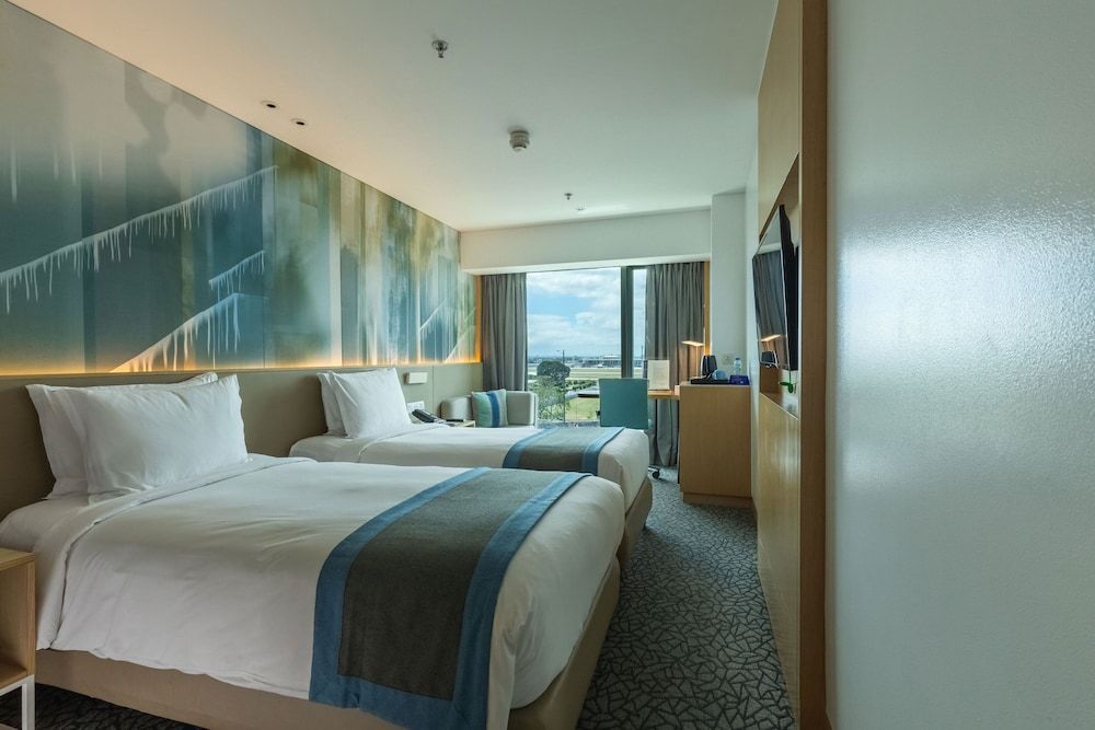 Standard Room, 2 Twin Beds (Airport View)