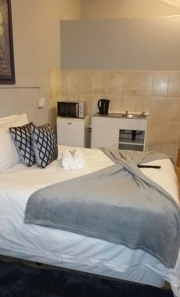 Stay @ Home Airport Lodge