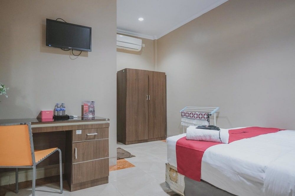 Double Room (RedDoorz)