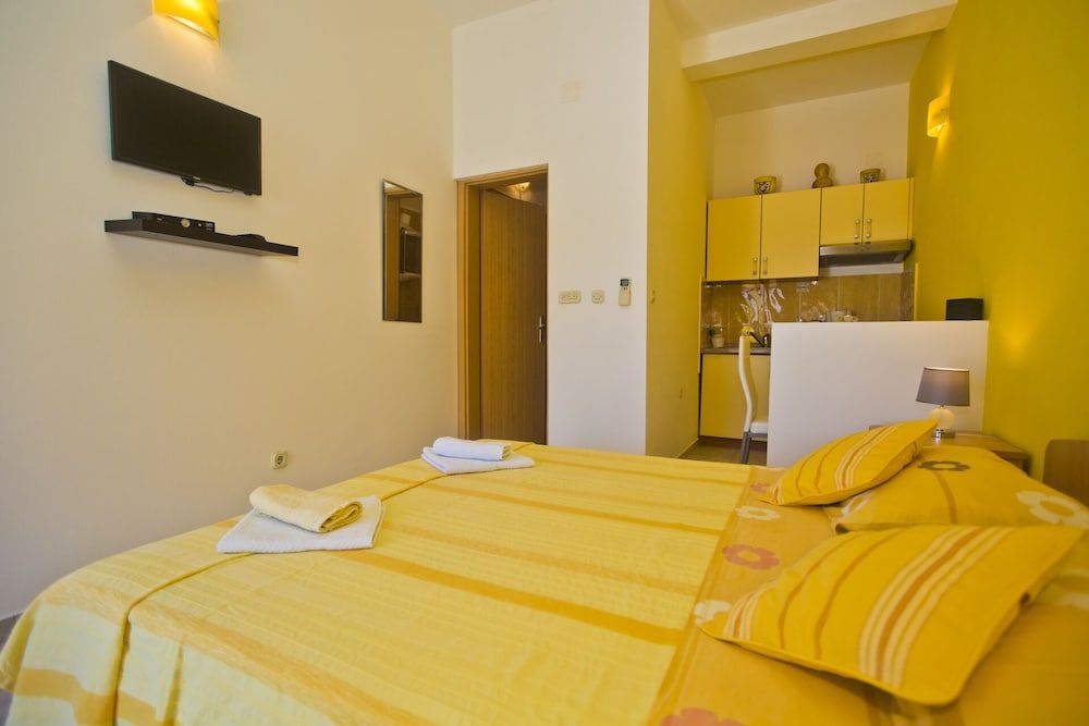 Apartments Softic Gallery Studio Suite (The Flame of Yellow Roses) 4