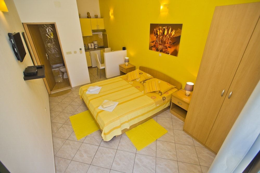 Apartments Softic Gallery Studio Suite (The Flame of Yellow Roses) 2