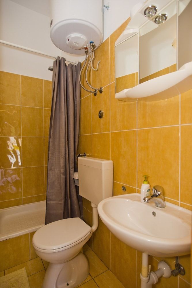 Apartments Softic Gallery Studio Suite (The Flame of Yellow Roses) 5