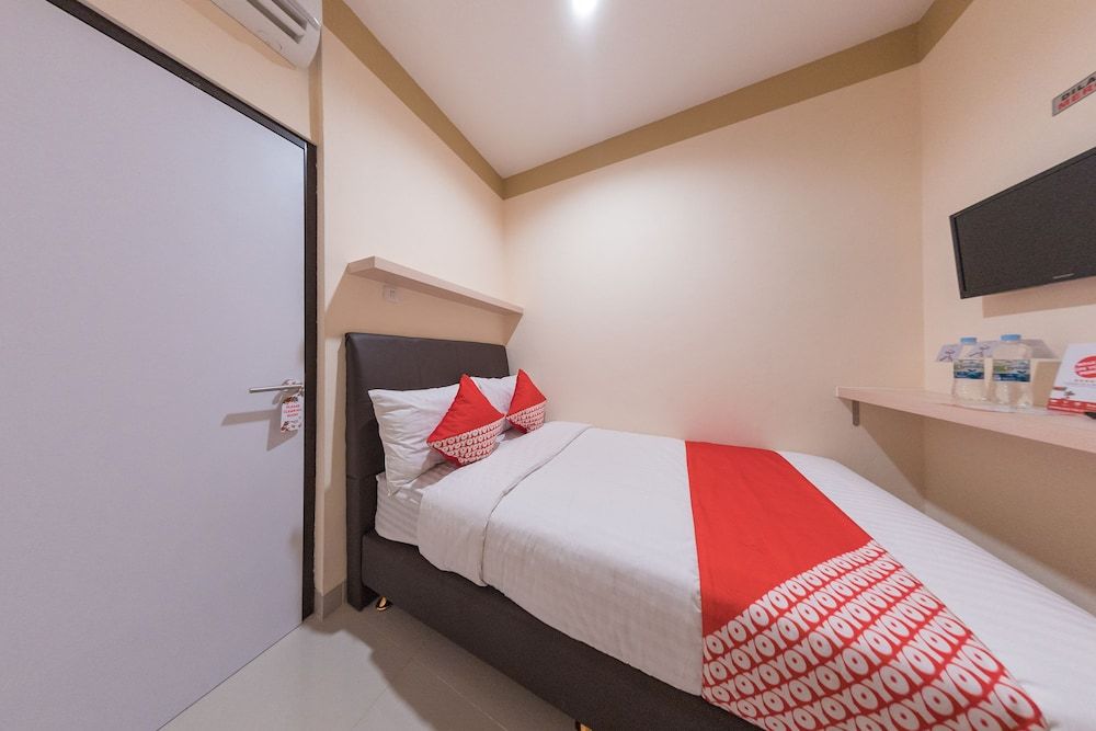 OYO 478 Balcon Biru Standard Double Room 2