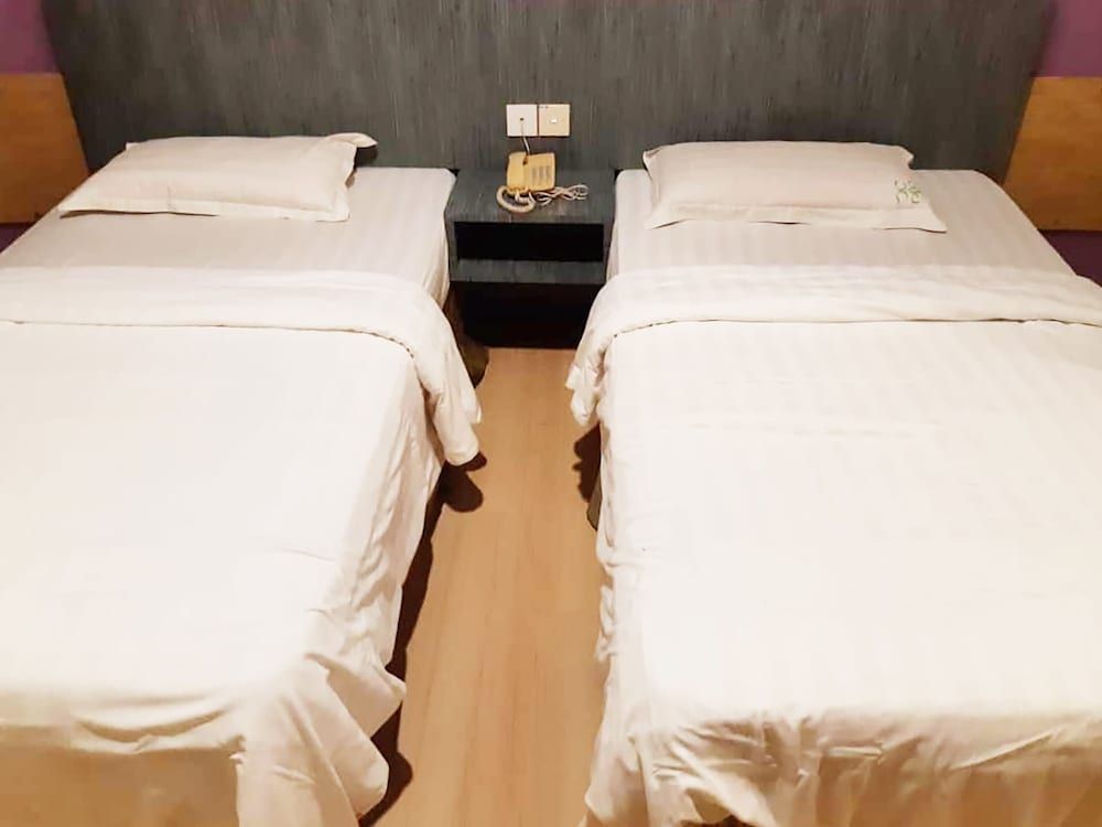 Super OYO 43930 Hotel Esplanade Deluxe Triple Room 3