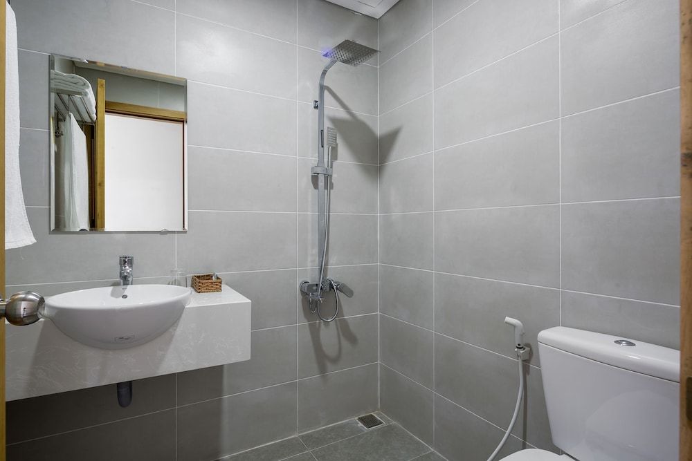 Anh Villa Hotel Deluxe Quadruple Room, Mountain View 10