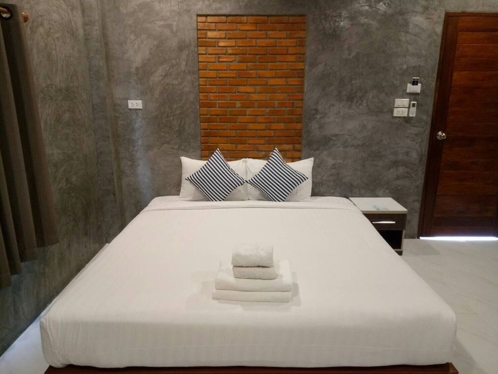 B Tel Chomthong Resort Chiang Mai Deluxe Double Room 4