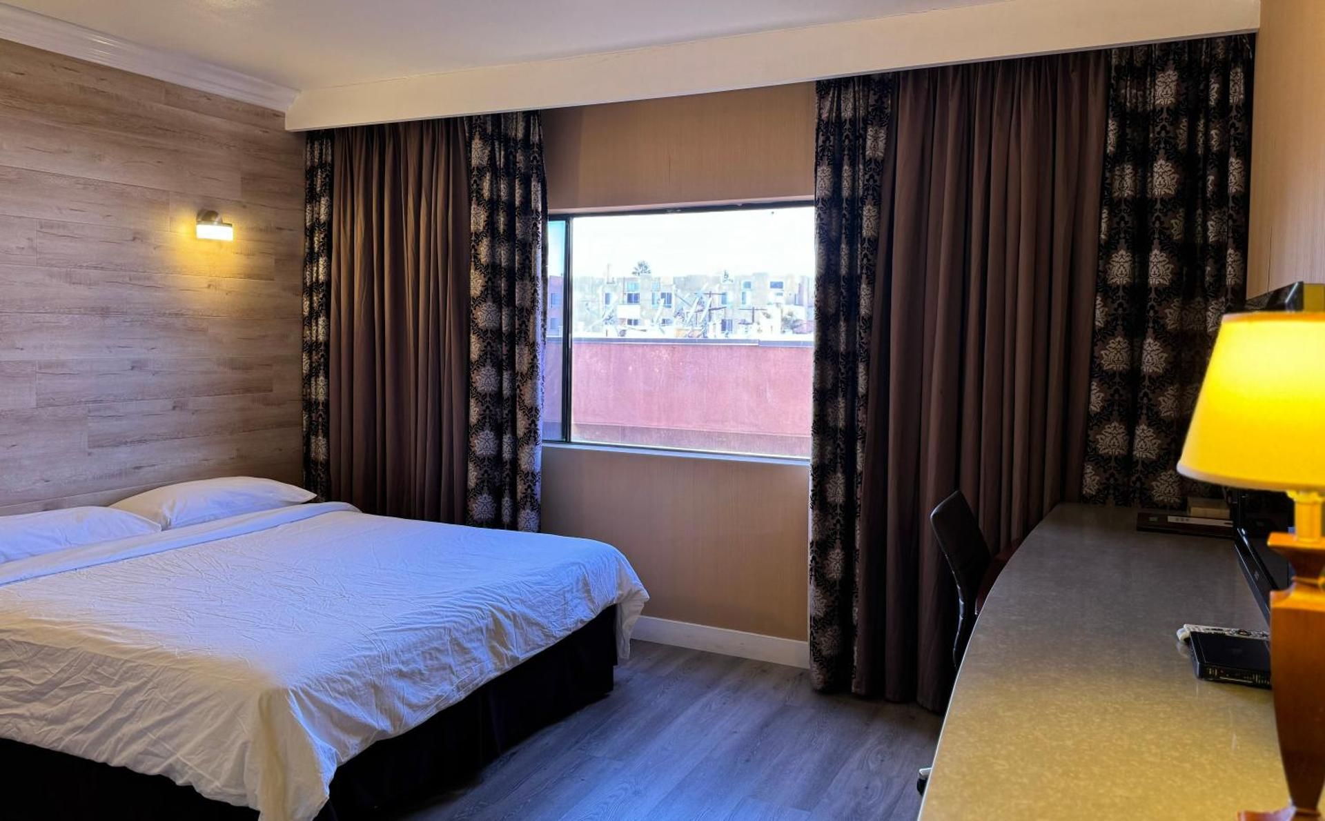 Standard 1 King Bed